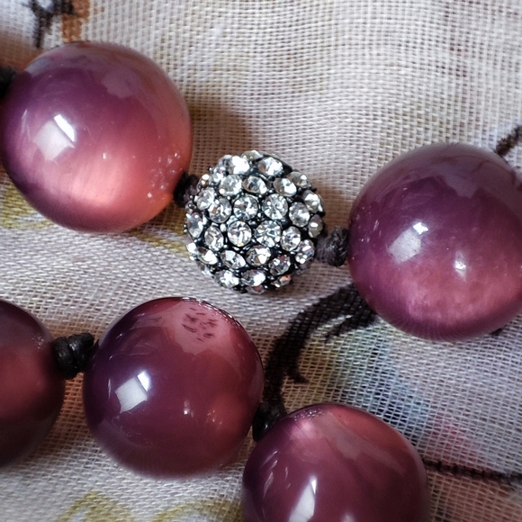 Juicy Plum Purple Round Graduated Lucite Chunky Beaded Necklace Rhinestone Beads - Picture 6 of 8